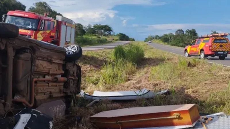 Carro de funerária capota, mata motorista e deixa caixão espalhado pela GO-080