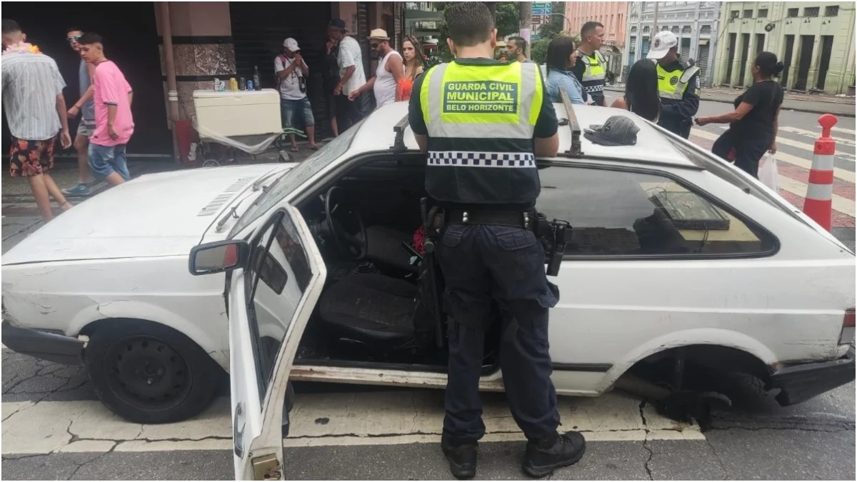 Motorista dirige carro sem roda traseira em meio a foliões no Então, Brilha! e acaba detido