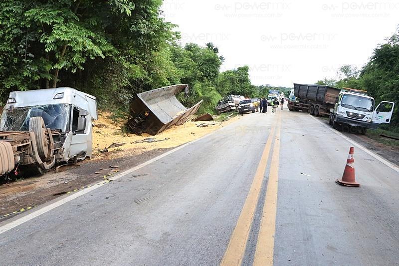 Colisão entre três veículos deixa uma pessoa ferida na BR-163
