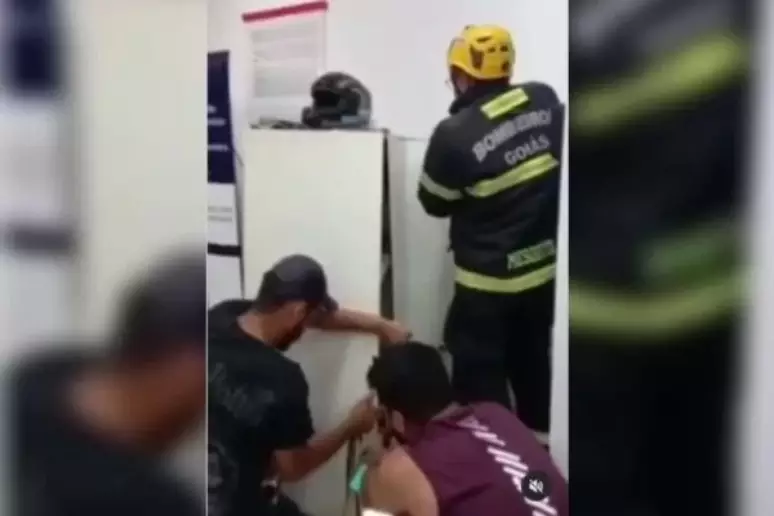 Menino é salvo após se trancar dentro de guarda-volumes em loja