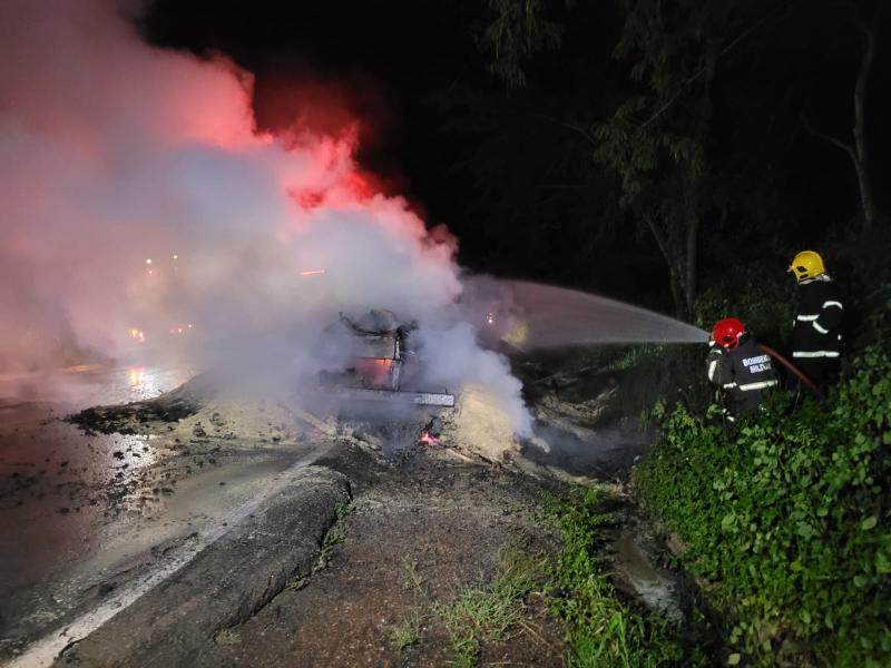 Caminhão com farelo de milho tomba e pega fogo na BR-364
