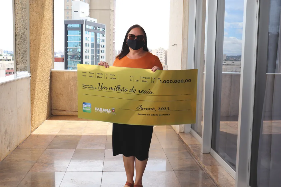 Mulher que está desempregada recebe prêmio de R$ 1 milhão do Nota Paraná no dia do aniversário: ‘Estava precisando’