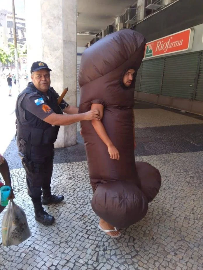 Homem com fantasia de ‘pinto’ é detido pela PM no Rio