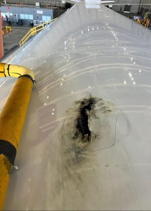 Raio atinge, rasga e abre buraco na fuselagem de Boeing durante o voo