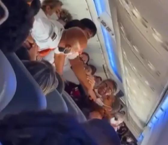 Briga entre passageiros causa tumulto e faz voo da Gol atrasar uma hora em Salvador; envolvidos na confusão são retirados do avião