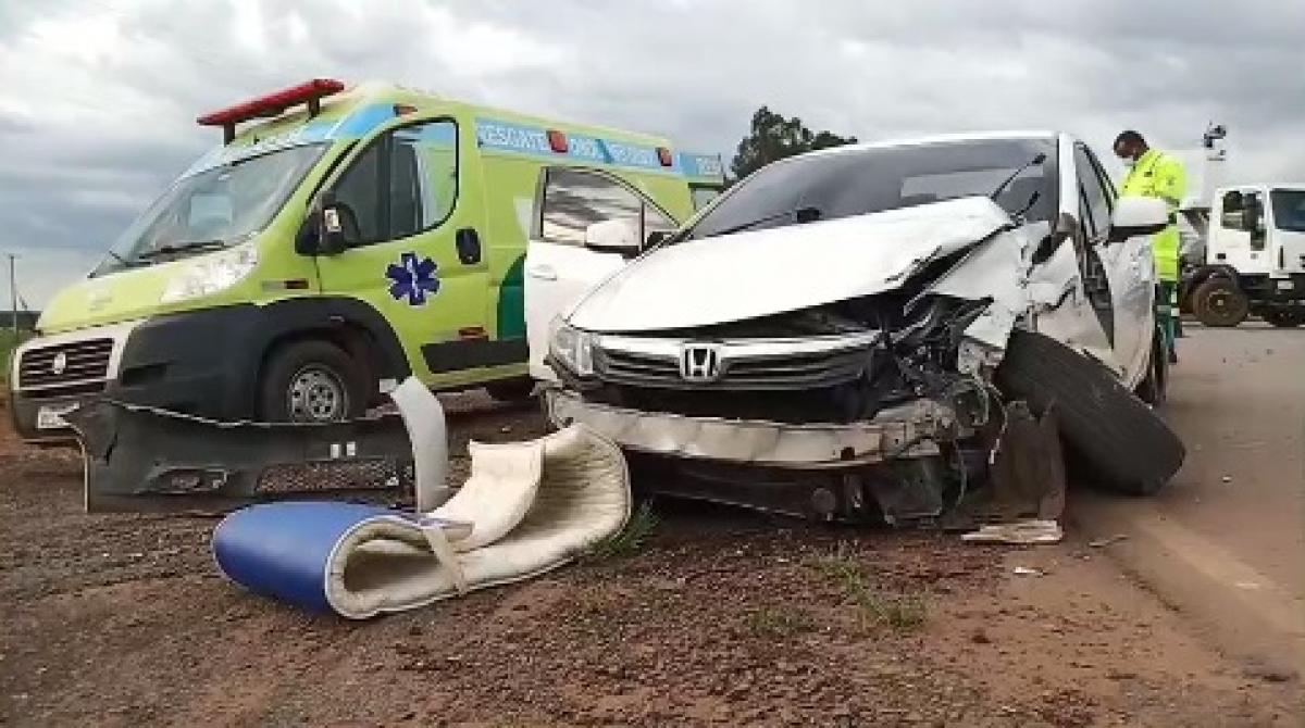 Homem fica ferido em grave acidente entre um Civic e um caminhão na BR-163