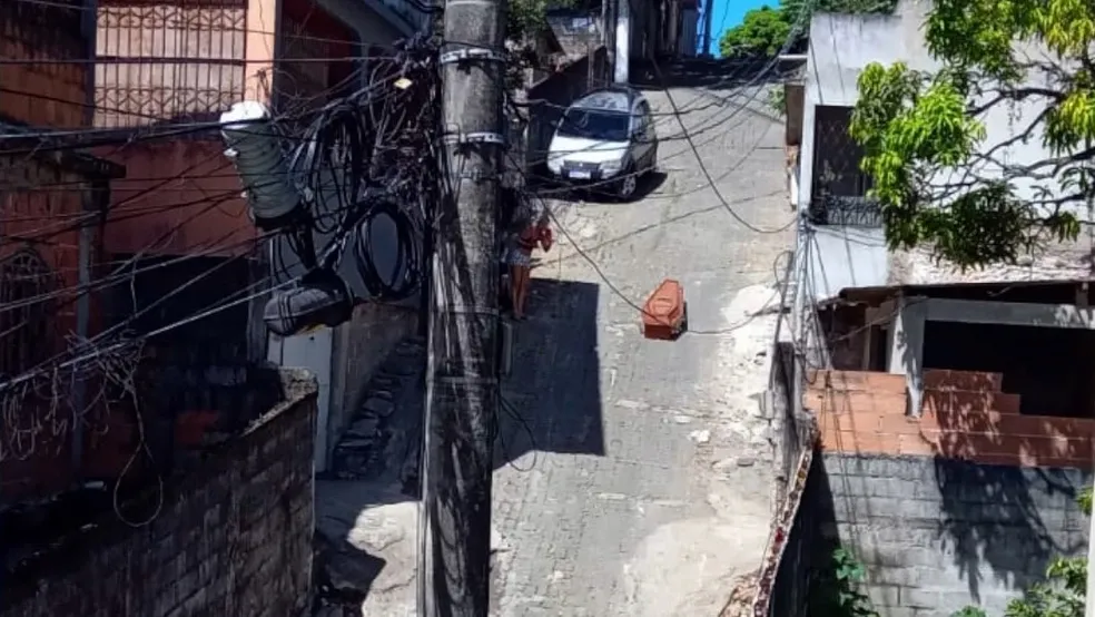 Carro de funerária sobe ladeira e caixão com corpo cai no meio da rua do ES