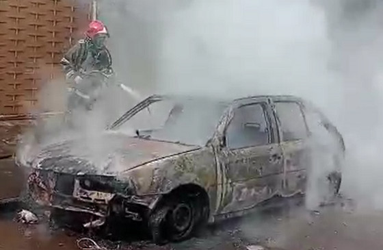 Grávida é agredida e tem carro incendiado por marido flagrado traindo