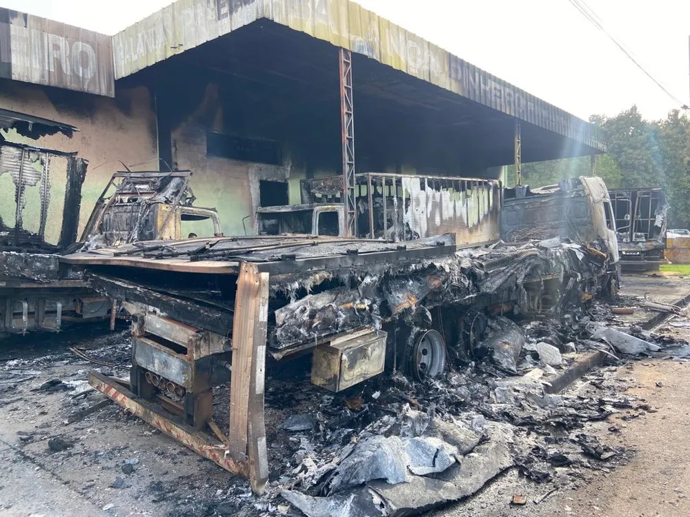 Quatro caminhões de distribuidora de frutas e verduras são incendiados em Sinop