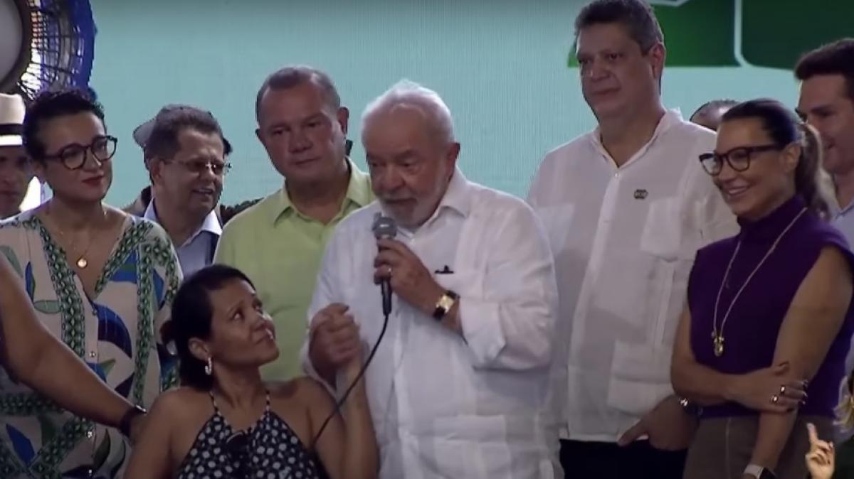 Lula se emociona ao entregar chave de residências em MT