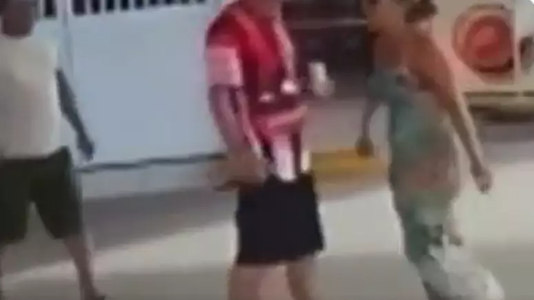 Mulher é morta com golpe de faca após reclamar de tom de voz de garçom, diz polícia