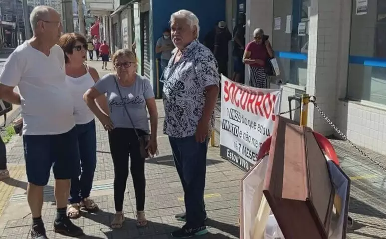 Aposentado coloca caixão em frente ao INSS pra provar que não morreu
