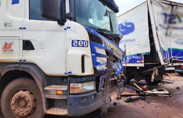 Nortão: engavetamento entre dois caminhões e carreta na BR-163 deixa motorista preso às ferragens
