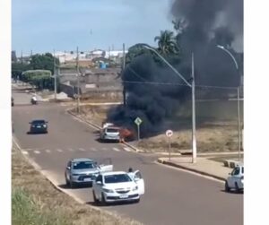 Carro pega fogo e fica totalmente destruído em Colíder