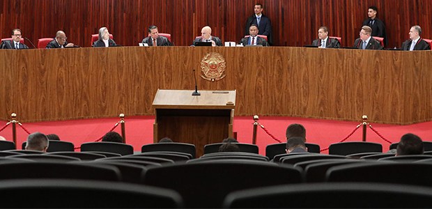 Com o placar de 3×1 pela inelegibilidade de Bolsonaro, TSE suspende julgamento