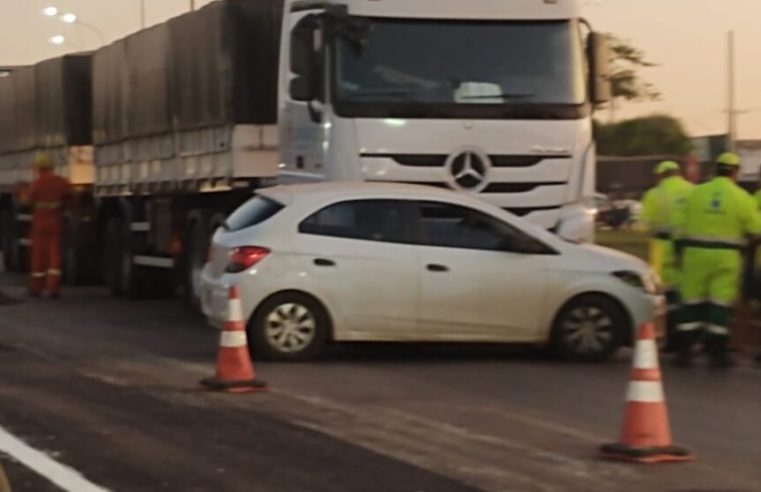 Acidente entre carro e carreta deixa pista da BR-163 interditada em Sorriso