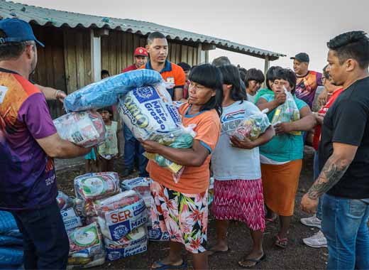 Articulação da primeira-dama de MT garante alimentos e cobertores para indígenas xavantes em Campinápolis