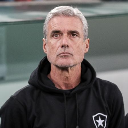 Pressionado, Luís Castro vive “Dia D” para decidir entre Botafogo e Al Nassr