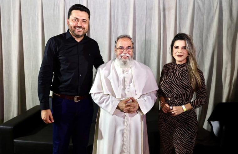 EXPOLÍDER TEM APRESENTAÇÃO EMOCIONANTE DO PADRE ANTÔNIO MARIA E TRIO PESCUMA, HENRIQUE E CLAUDINHO