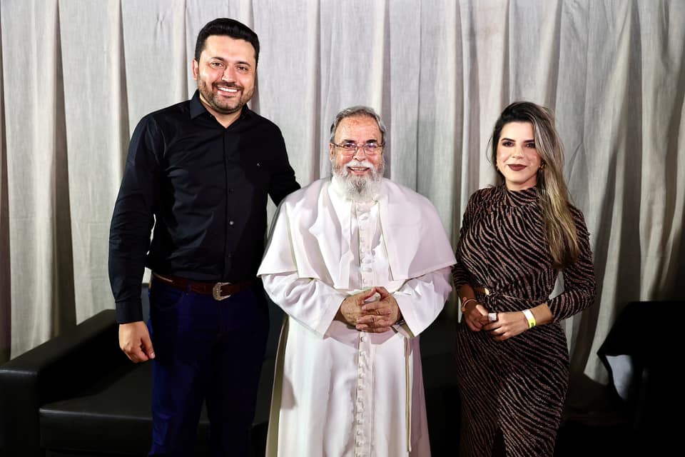 EXPOLÍDER TEM APRESENTAÇÃO EMOCIONANTE DO PADRE ANTÔNIO MARIA E TRIO PESCUMA, HENRIQUE E CLAUDINHO