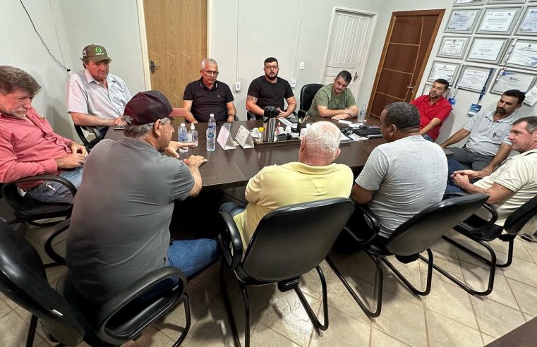 Produtores da linha do Havaí reivindicam recuperação de estrada durante reunião com o prefeito Érico Stevan.