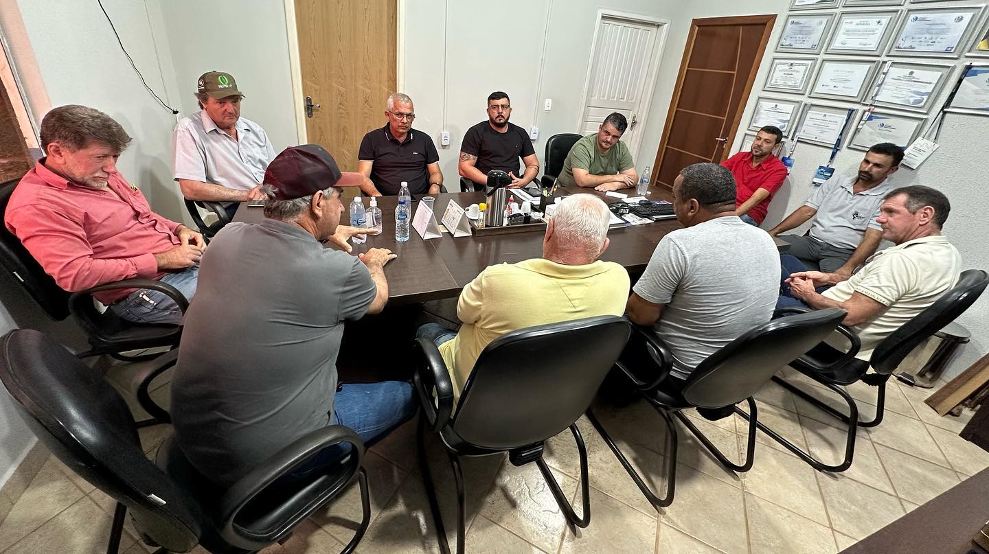 Produtores da linha do Havaí reivindicam recuperação de estrada durante reunião com o prefeito Érico Stevan.