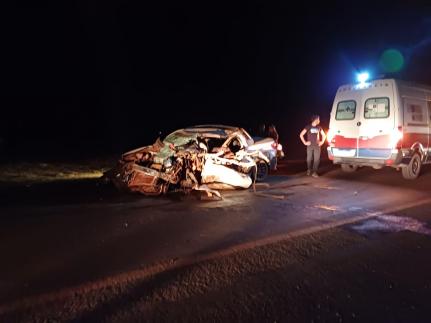 Homem morre em grave acidente entre carreta e Fiat Strada