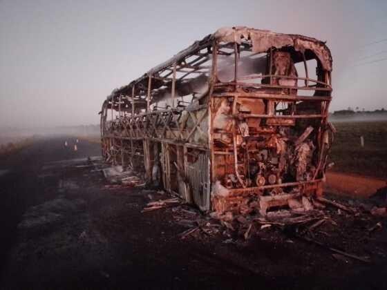 Ônibus pega fogo durante viagem e é destruído pelas chamas