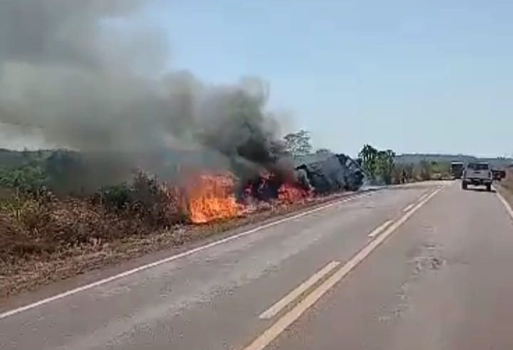 Carreta sai da pista, tomba e pega fogo na MT-320, motorista foi socorrido e conduzido ao hospital de Colíder