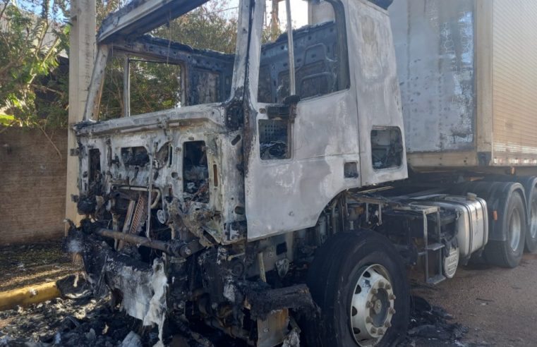 Incêndio destrói carreta frigorifica em frente JBS na cidade de Colíder-MT.