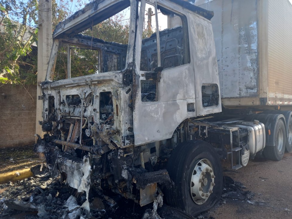 Incêndio destrói carreta frigorifica em frente JBS na cidade de Colíder-MT.