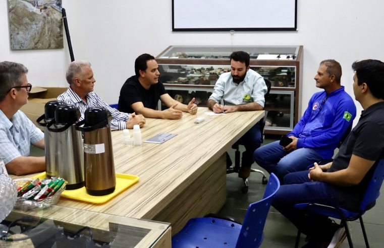 DEPUTADO DIEGO GUIMARÃES VISITA COOGAVEPE GARANTE APOIO A CLASSE GARIMPEIRA