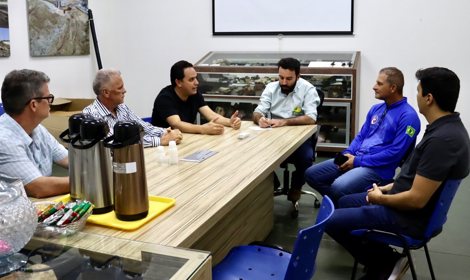 DEPUTADO DIEGO GUIMARÃES VISITA COOGAVEPE GARANTE APOIO A CLASSE GARIMPEIRA