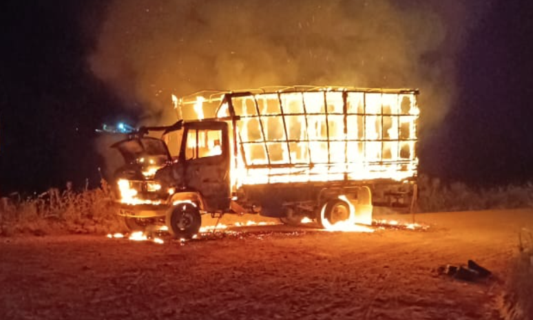 Fogo destrói caminhão em rodovia no Nortão