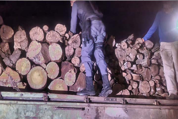 PM prende três homens e apreende caminhão carregado com madeira irregular
