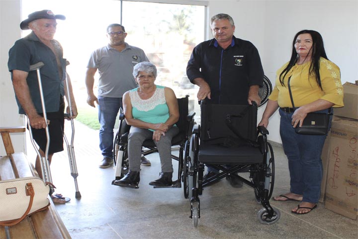 A Secretaria Municipal de Saúde de Novo Mundo – MT realiza entrega de cadeiras de rodas para pacientes que passaram pelo caminhão do CRIDAC, em Peixoto de Azevedo.