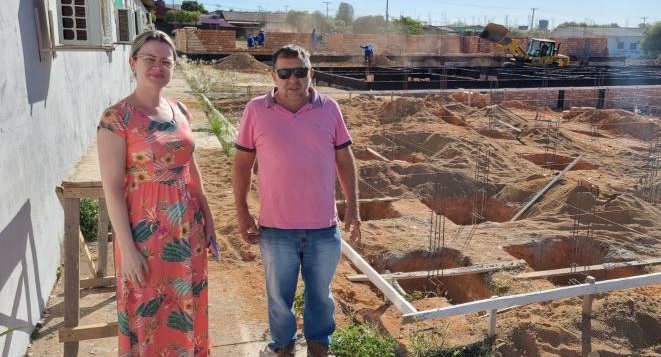 Prefeito Pascoal Alberton e secretária de saúde Fabiana fazem visita para conferir o andamento das obras de construção do novo Hospital Municipal de Terra Nova do Norte