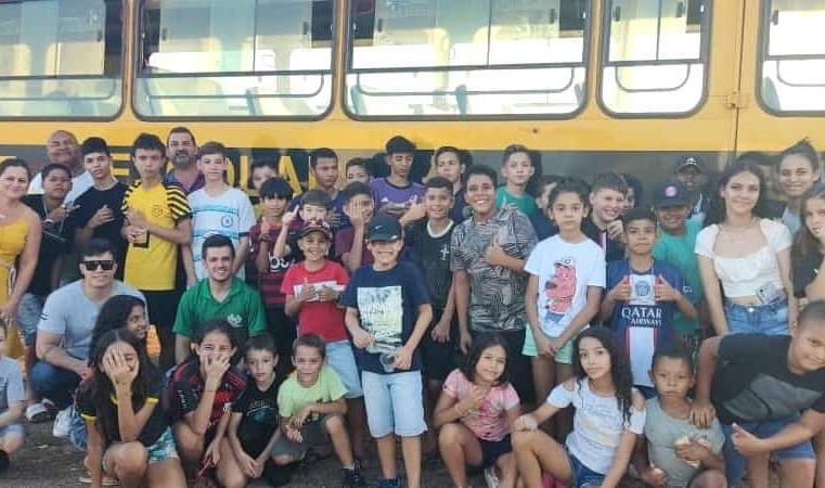 Alunos da “Escolinha Municipal de Futebol” de Novo Mundo, assistiram à apresentação Esquadrilha da fumaça em Guarantã do Norte.