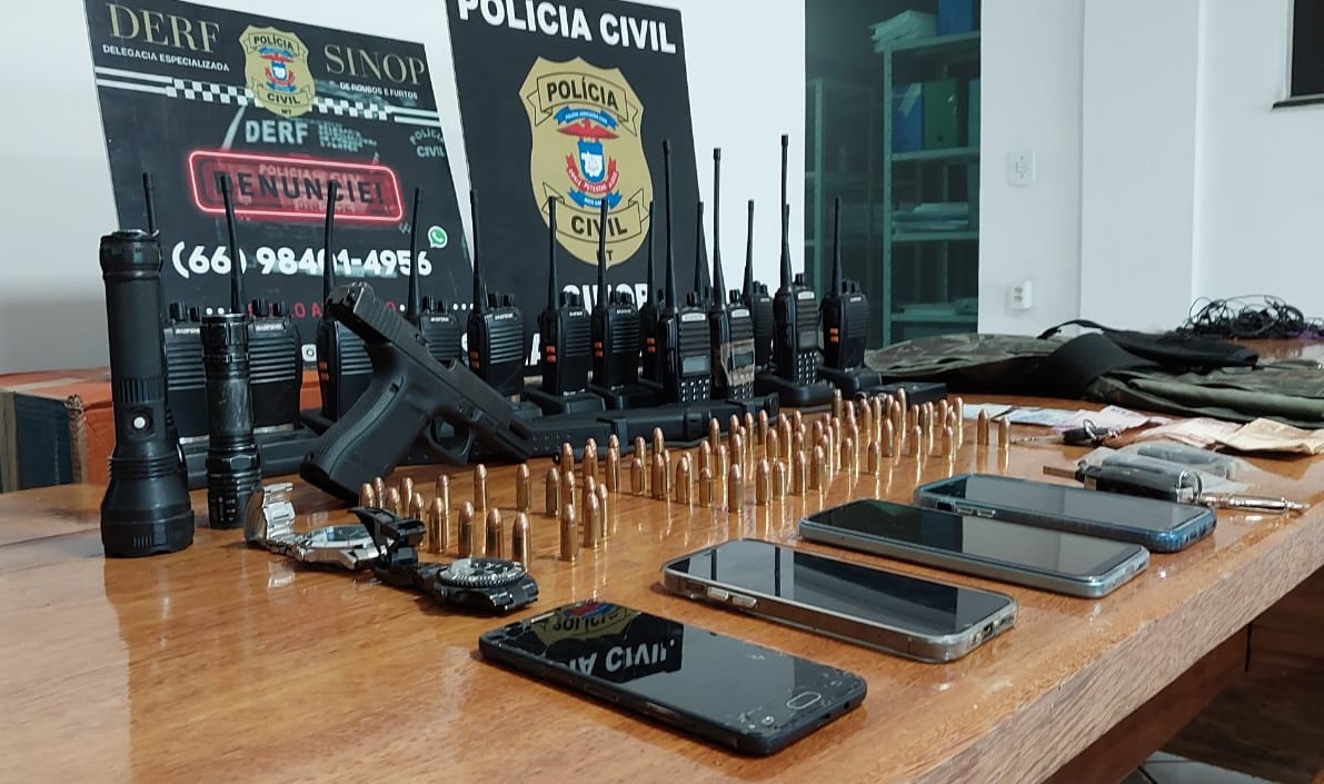 Polícia Civil prende três criminosos, recupera veículo e apreende arsenal usado para crimes