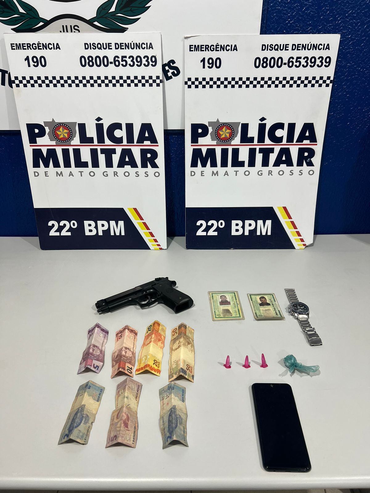 Policia Militar Prende 2 por tráfico de drogas e uso de simulacro de arma de fogo em Peixoto de Azevedo.