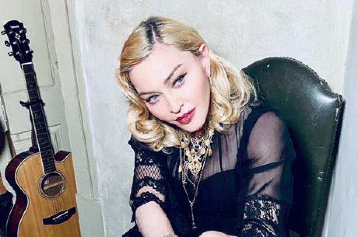 Madonna estaria de cama e vomitando sem parar desde que teve alta do hospital