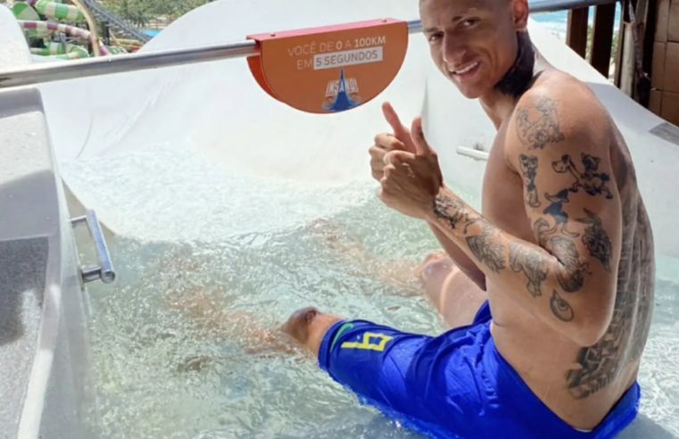 Craque da seleção brasileira de futebol, Richarlison aproveita as férias em parque aquático