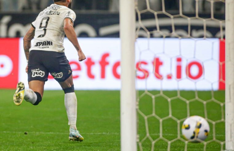 De virada, Corinthians vence Coritiba e chega a 11 jogos de invencibilidade na temporada