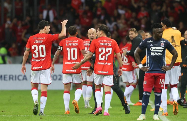 Valencia marca, Inter segura a pressão e vence Bolívar nas quartas da Libertadores