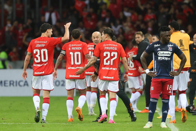 Inter vence Bolívar com dois de Valencia e volta à semifinal da Libertadores após oito anos