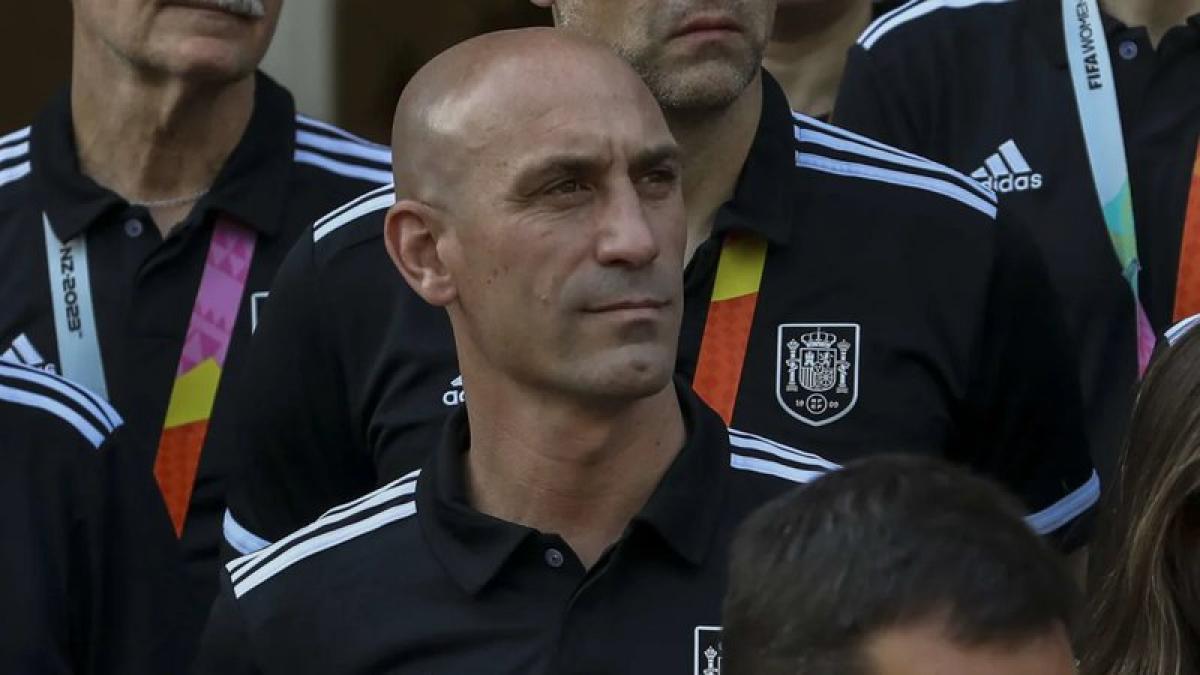 Fifa suspende Luis Rubiales por 90 dias enquanto investiga beijo forçado em Jenni Hermoso