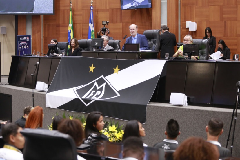 Mesa da Assembleia acaba com “farra” de audiências públicas e entrega de honrarias