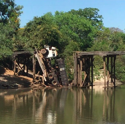 Ponte de madeira desaba com caminhão carregado de pedras em Mato Grosso