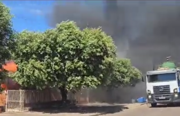 Duas casas de madeira ficaram destruídas pelo fogo em Marcelândia.