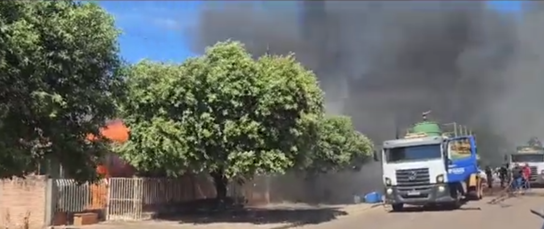 Duas casas de madeira ficaram destruídas pelo fogo em Marcelândia.